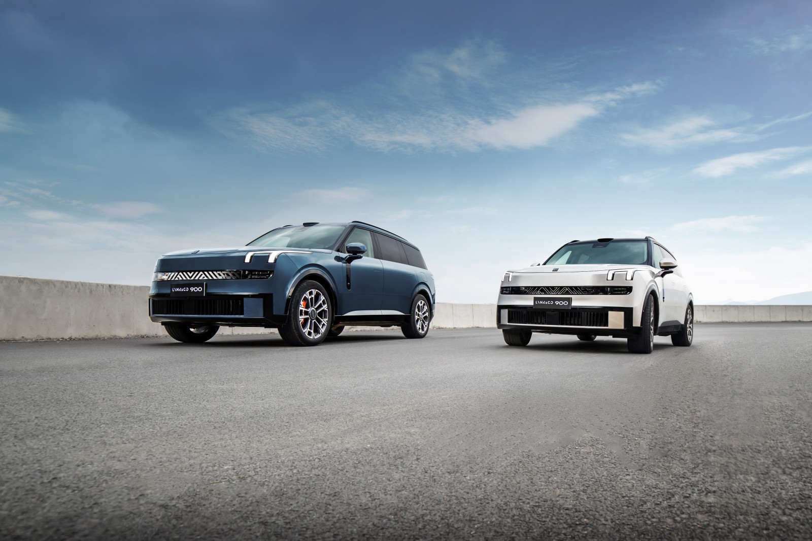 Lynk & Co 900 Base